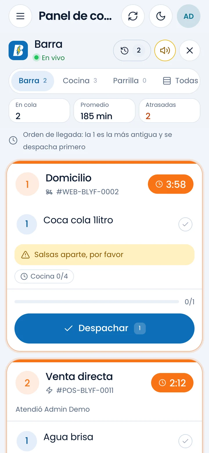 Panel de comandas en cocina con pedidos por estado para restaurantes